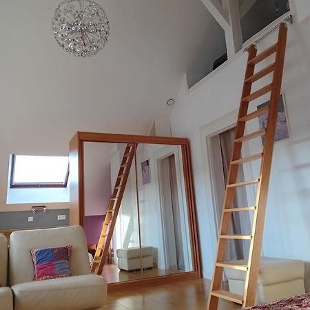 Appartamento Loft Sur La Bievre Bievres Esterno foto